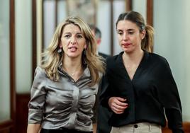 Yolanda Díaz e Irene Montero en los pasillos del Congreso minutos antes de la votación de la reforma del 'solo sí es sí'.