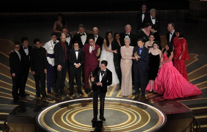 El equipo de 'Todo a la vez en todas partes', tras ganar el Oscar a la mejor película. /