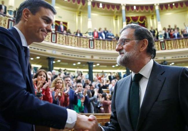 Mariano Rajoy saluda a Sánchez tras perder la moción de censura en junio de 2018.