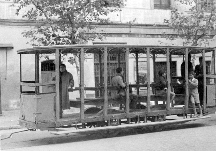 Los primeros tranvías que circularon a principios de siglo en Sevilla eran completamente abiertos.