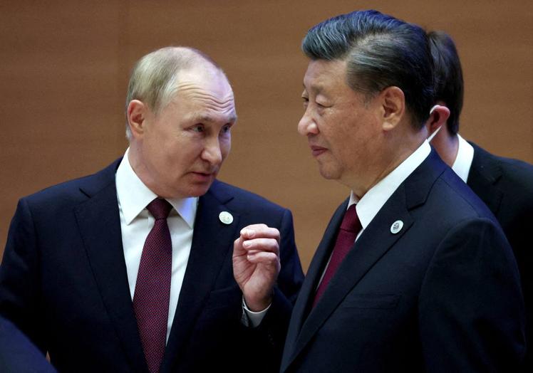 Vladimir Putin habla con Xi Jinping antes de una reunión de los jefes de los estados miembros de la cumbre de OCS en Uzbekistán, en septiembre de 2022.