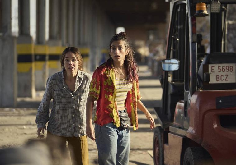 Camila Sodi y Carolina Yuste son Cata y Desi en 'Sin huellas'.