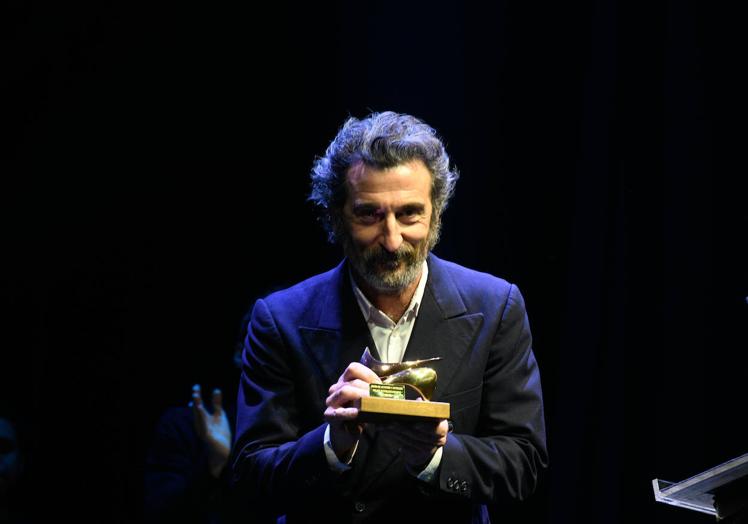 El actor Luis Zahera recibe feliz su premio como mejor secundario por su papel en la película 'As Bestas'.