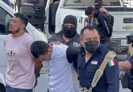 La Policía mexicana traslada a los detenidos por el secuestro y asesinato de dos estadounidenses en Matamoros, norte de México