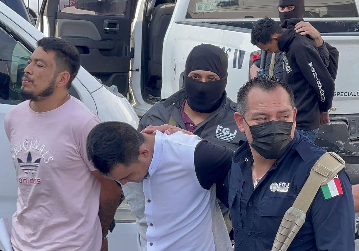 La Policía mexicana traslada a los detenidos por el secuestro y asesinato de dos estadounidenses en Matamoros, norte de México