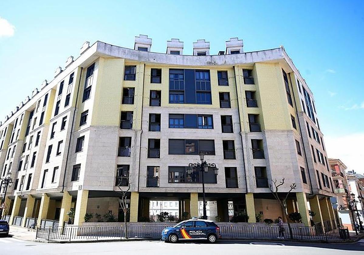 Una patrulla de la Policía Nacional monta guardia junto al bloque de viviendas de la calle Ámsterdam donde tuvo lugar el suceso.