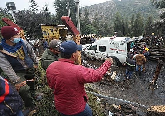Un grupo de personas observa el operativo de rescate en las inmediaciones de la mina de Colombia donde se produjo la explosión.