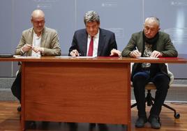 El ministro José Luis Escrivá (centro), y los secretario generales de CC OO y UGT, Unai Sordo (i) y Pepe Álvarez (d), durante la firma del acuerdo.