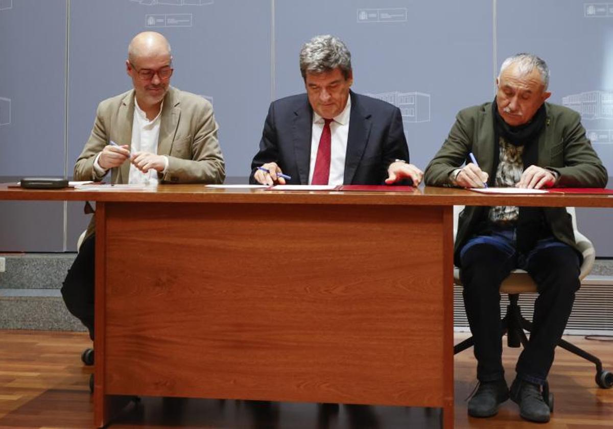 El ministro José Luis Escrivá (centro), y los secretario generales de CC OO y UGT, Unai Sordo (i) y Pepe Álvarez (d), durante la firma del acuerdo.