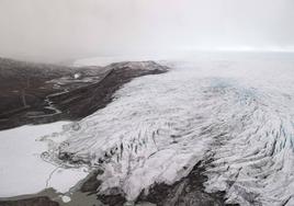 Foto tomada el 20 de mayo de 2021. El hielo retrocede de un glaciar de casquetes polares y fiordos cerca de Kangerlussuaq, Groenlandia.