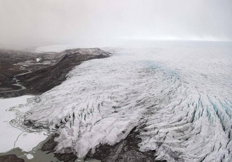Foto tomada el 20 de mayo de 2021. El hielo retrocede de un glaciar de casquetes polares y fiordos cerca de Kangerlussuaq, Groenlandia.