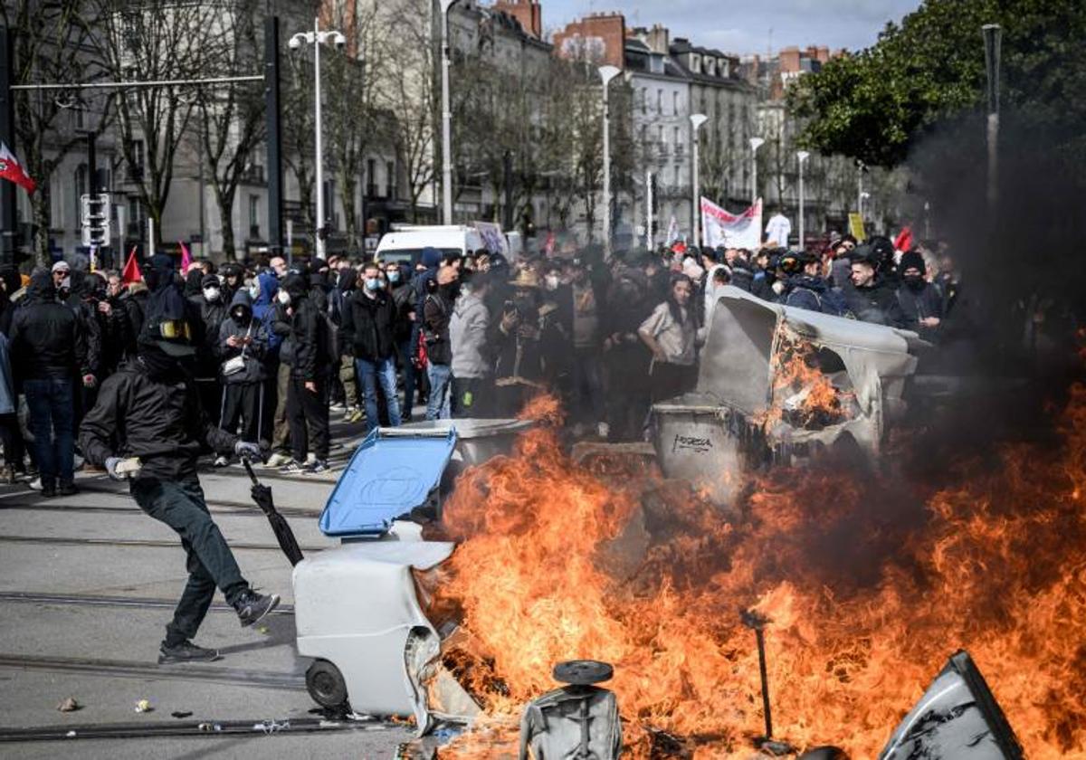 Una nueva jornada de protestas dejó este miércoles contenedores incendiados en diferentes puntos de Francia como Nantes.