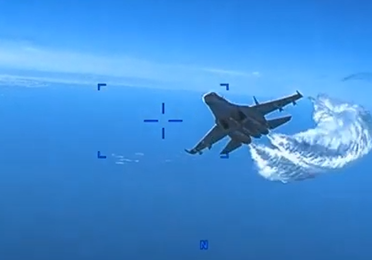 El SU-27 ruso se aproxima por la retaguardia al MQ-9 Reaper con los depósitos de combustible abiertos .