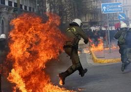 Los manifestantes lanzaron artefactos explosivos a su paso por las calles de Atenas.