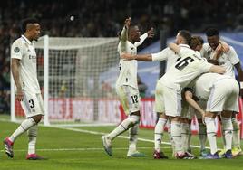 Los jugadores celebran el tanto de Benzema ante el Liverpool