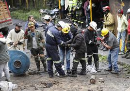 Decenas de personas han participado desde el martes en el rescate de los mineros.