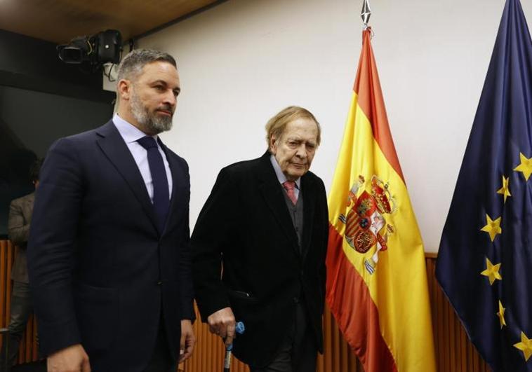 El candidato a la Presidencia del Gobierno, Ramón Tamames, acompañado del líder del partido, Santiago Abascal