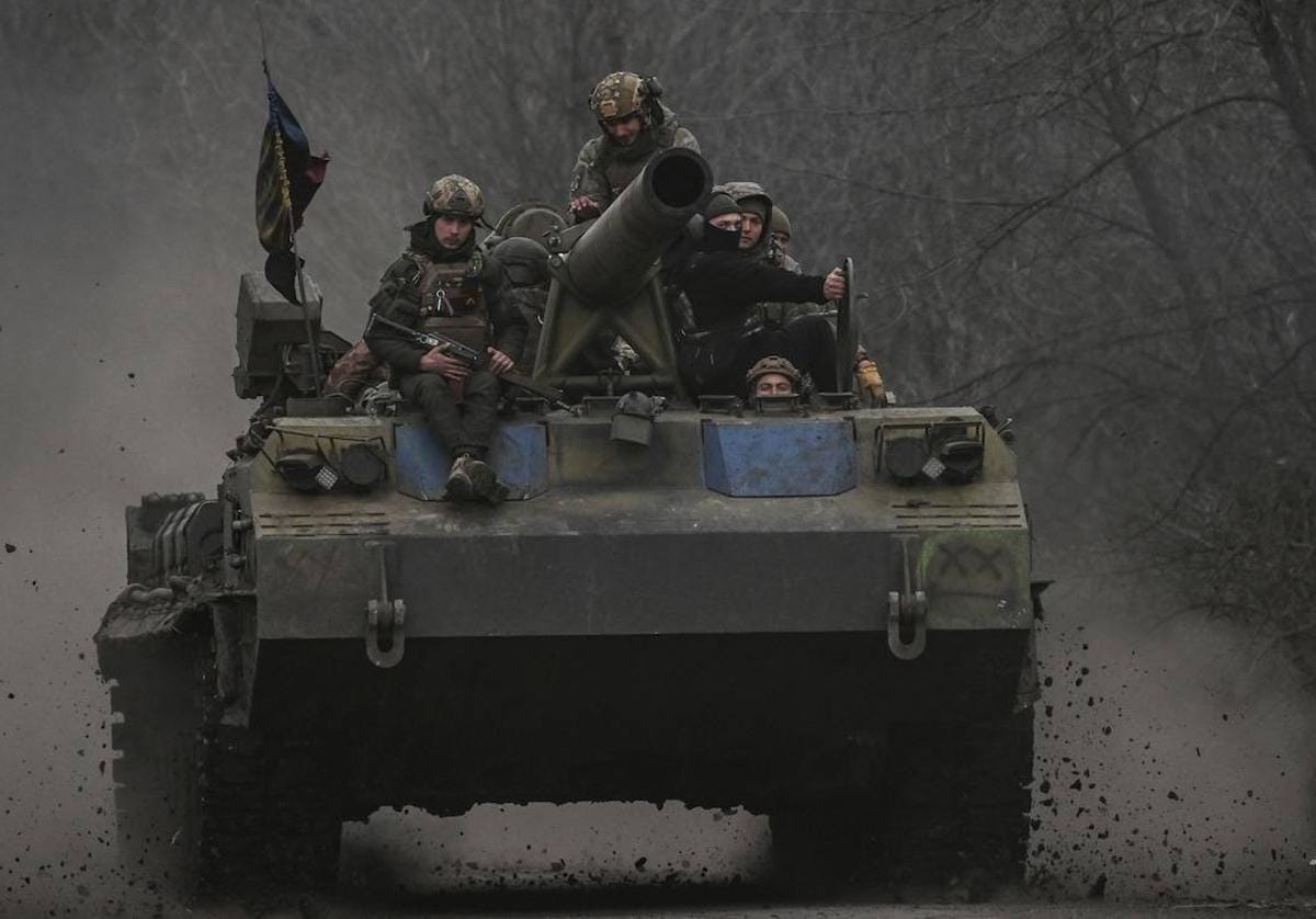 Militares ucranianos en un tanque 2S7 Pion cerca de Bajmut, en la región de Donbás