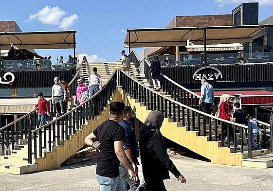 Un grupo de personas accede al centro de ocio por una de sus entradas principales.