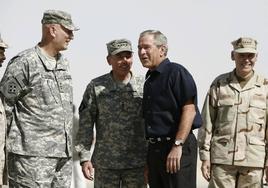 El expresidente George W. Bush durante una visita a las tropas de EE UU en Irak en 2007.