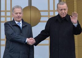 El presidente finlandés, Sauli Niinisto, ha sido recibido este viernes por su homólogo turco, Recep Tayyip Erdogan, en Ankara.