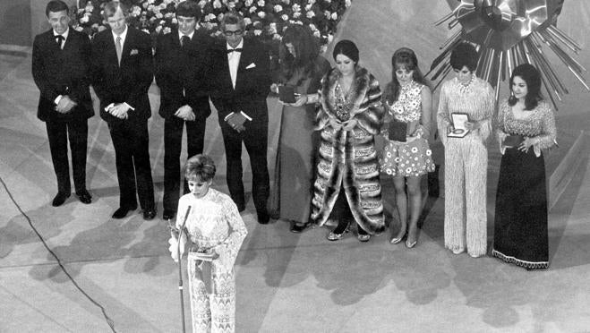 Imagen secundaria 1 - Arriba. Laura Valenzuela junto a su hija Lara Dibildos. Debajo. Debajo. Su actuación más memorable ocurrió con la presentación de Eurovisión en 1969, que se celebró en el Teatro Real de Madrid. 