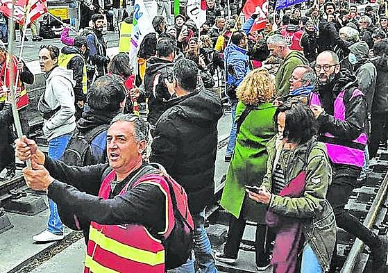 Sindicalistas ferroviarios se manifiestan en la estación de Burdeos.