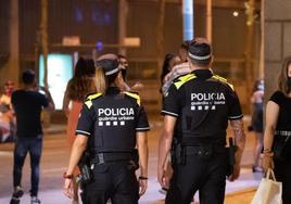 Una pareja de agentes de la Guardia Urbana de Barcelona en una patrulla por el centro de la ciudad.