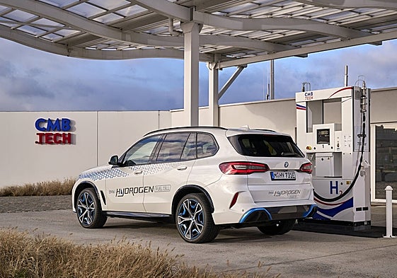 Modelo BMW repostando hidrógeno