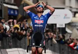 Mathieu van der Poel celebra su victoria en la Milán-San Remo.