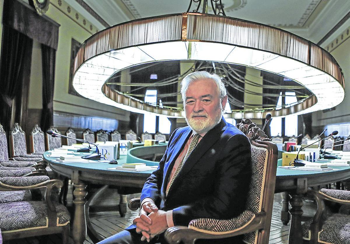 Darío Villanueva, fotografiado en el salón de plenos de la RAE.