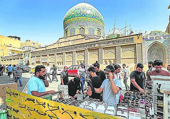 Mercado callejero junto a la Mezquita-Madrasa sunita de al-Ahmadiya, en el centro de la capital de Irak, Bagdad.