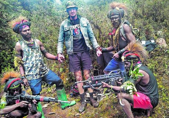 Rebeldes separatistas del Ejército de Liberación Nacional de Papúa Occidental exhiben al piloto neozelandés Philip Mark Mehrtens,secuestrado desde el 7 de febrero.