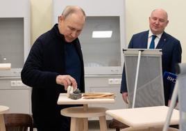 El presidente Vladimir Putin junto al gobernador de Sebastopol