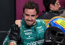 Fernando Alonso celebra en el podio su tercer puesto en el GO de Arabia.