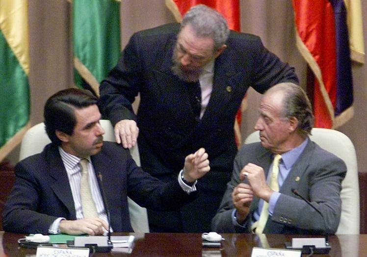 Fidel Casrto, en medio de Aznar y el rey emérito.