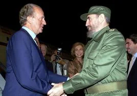 Fidel Castro recibe en La Habana a los reyes de España en 1999.
