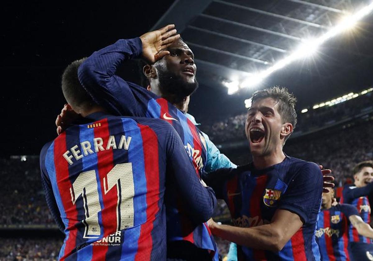 Kessié (c) y Sergi Roberto (d) celebran junto a Ferran Torres el decisivo gol del marfileño.