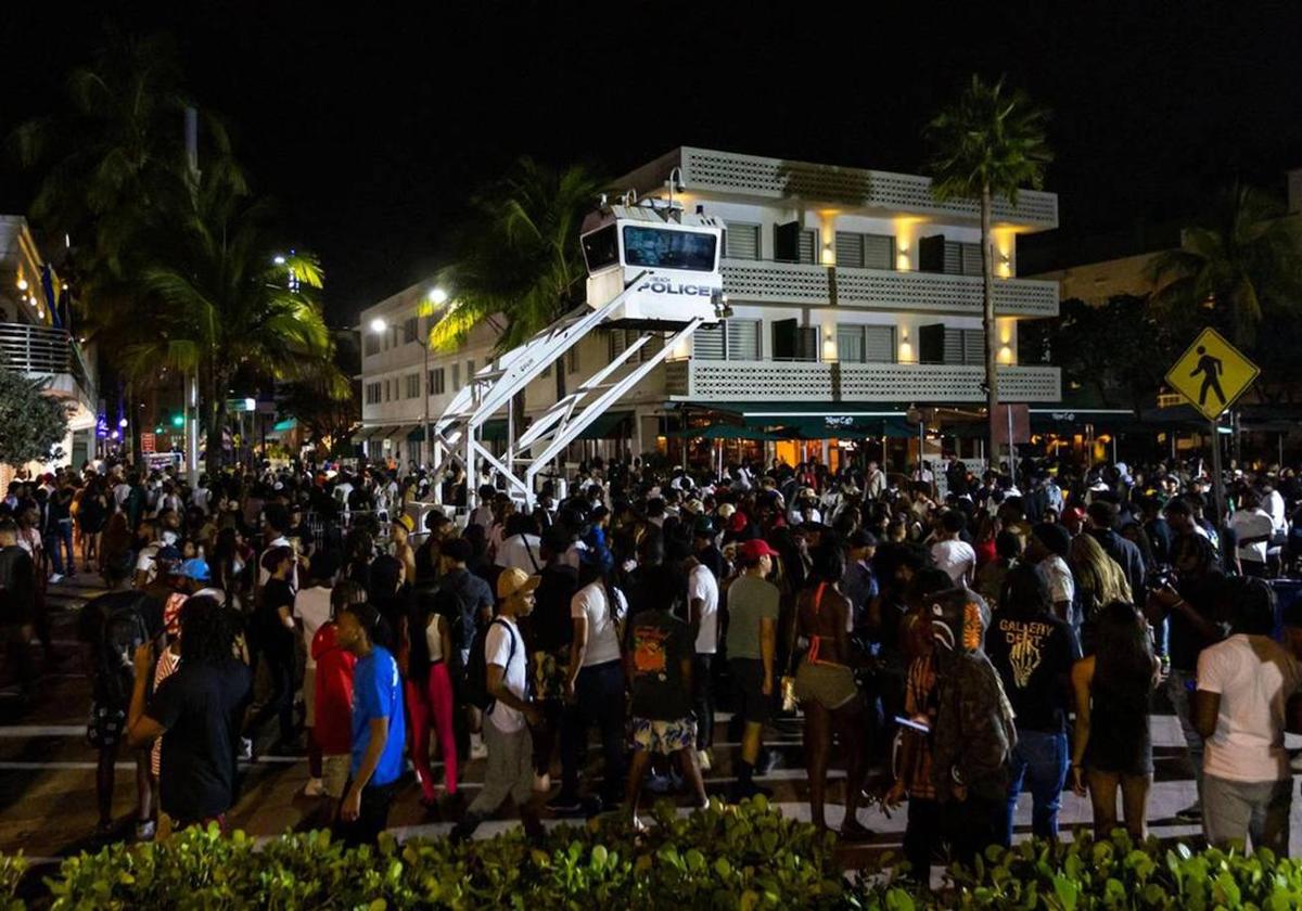 Una multitud disfruta de las vacaciones de primavera en Ocean Drive (Miami Beach).