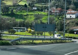 El helicóptero, ante el autobús en el que viajaba la víctima