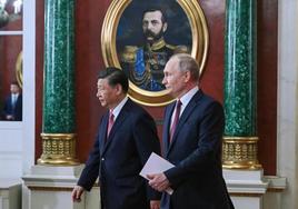 El presidente ruso, Vladímir Putin, y su homólogo chino, Xi Jinping, este martes en Moscú.