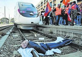 Los sindicatos colocaron un muñeco que simulaba ser el presidente en las vías durante un corte del servicio ferroviario.
