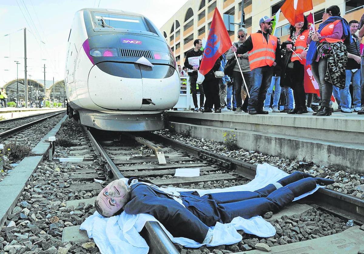 Los sindicatos colocaron un muñeco que simulaba ser el presidente en las vías durante un corte del servicio ferroviario.