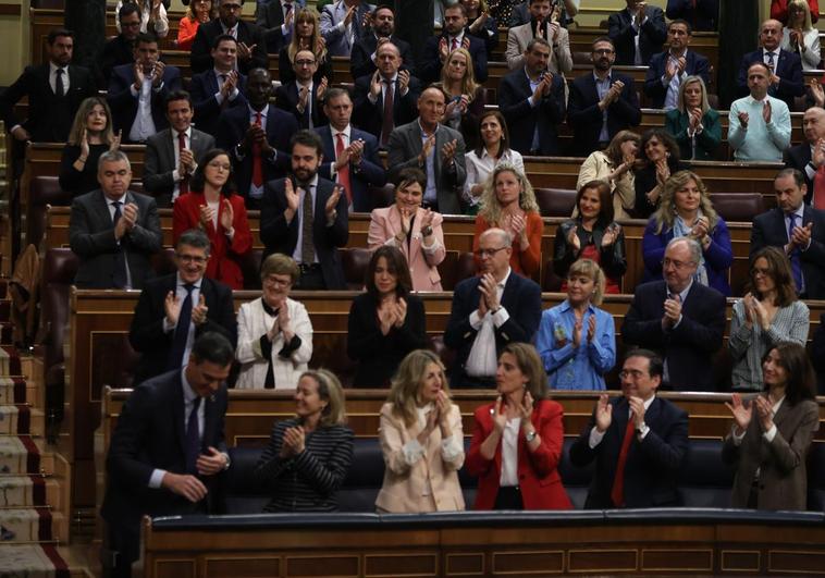 Sánchez recibe el aplauso de la bancada socialista tras tumbar el pleno la moción.