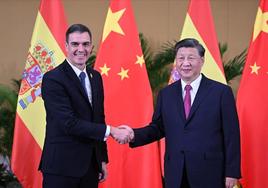 El presidente del Gobierno de España, Pedro Sánchez, junto a su homólogo chino, Xi Jinping, en la cumbre del G-20 en Bali.