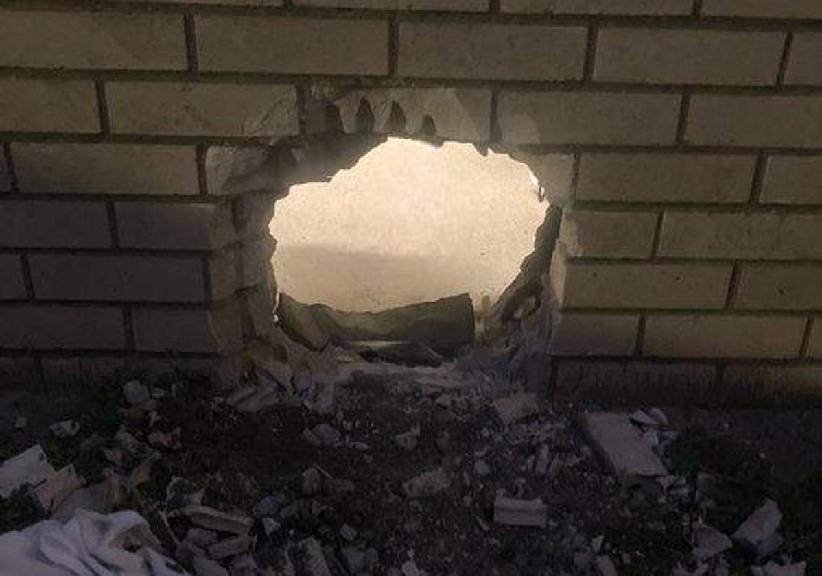 Los prófugos abrieron este boquete en una pared de la cárcel.