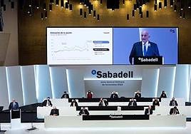 Josep Oliu, presidente de Banco Sabadell, durante la última junta de la entidad.