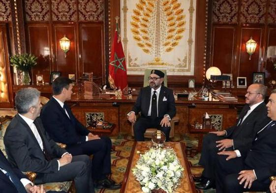 El presidente del Gobierno, Pedro Sánchez, junto al rey de Marruecos, Mohamed VI.