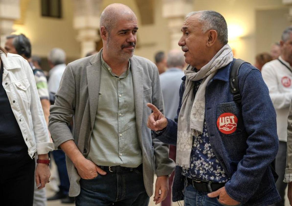 Los secretarios generales de CC OO, Unai Sordo (i), y de UGT, Pepe Álvarez.