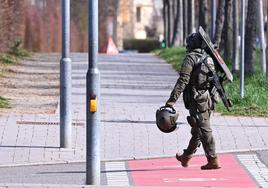 Un agente de la Unidad de Comandos Especiales (SEK) despeja la zona tras el operativo.